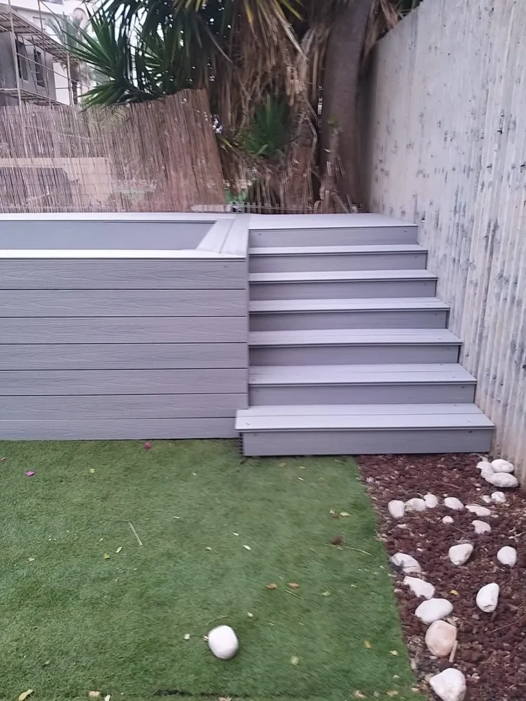 דק סינטטי – מדרגות